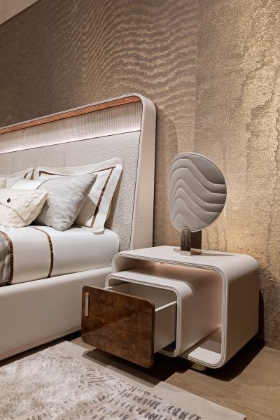 Visionnaire Nomad Stand Embrace Bedroom